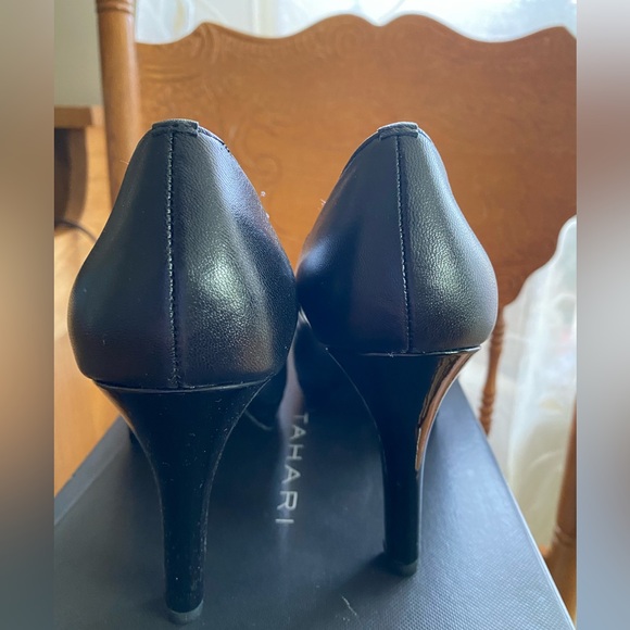 Tahari 3 1/2 inch heels in black size 7 1/2 medium. Letter upper. - Picture 3 of 8